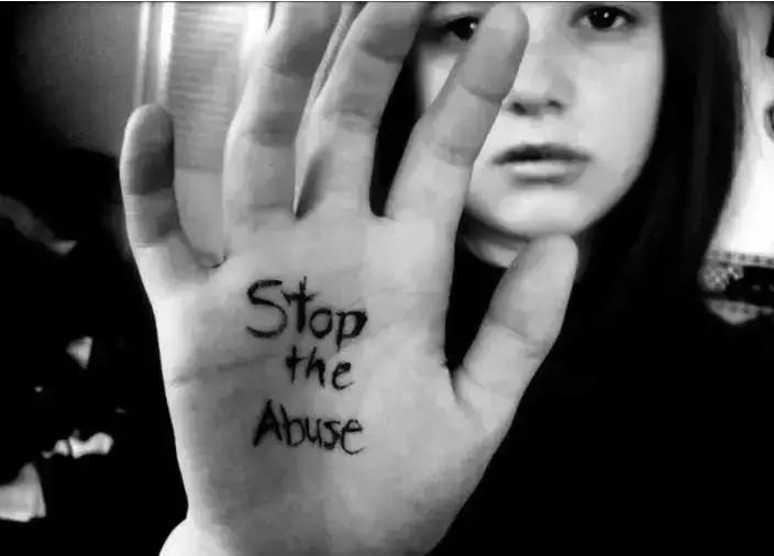 爸爸对女儿亲吻、撩衣，这是宠爱还是猥亵？