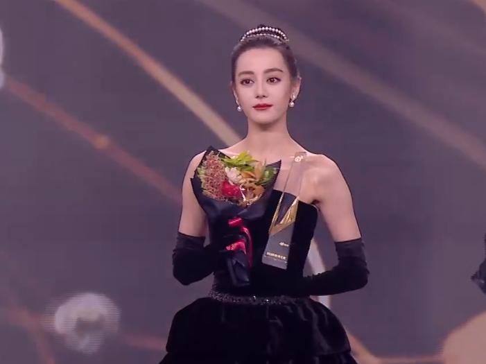 杨幂与杨紫的采访节目,微博之夜杨幂和杨紫在聊什么