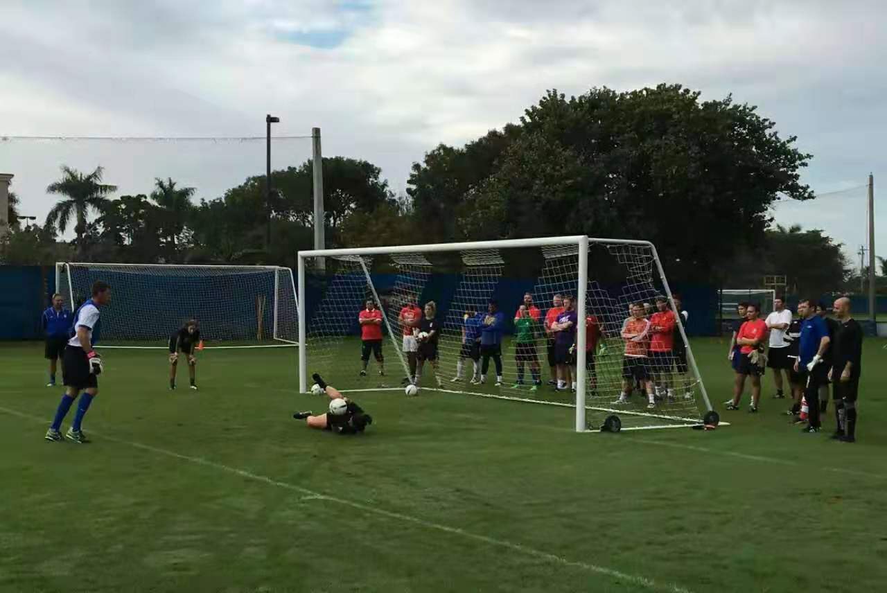 足球撤步脚步教学,足球假垫步过人教学