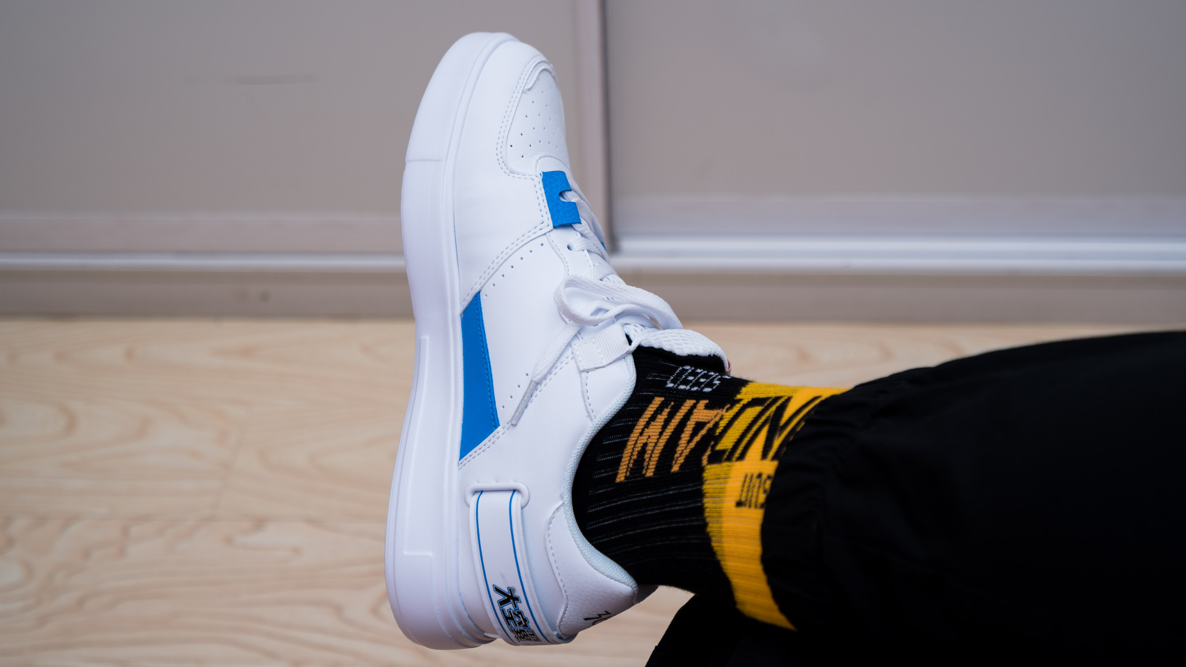 加上NFO科技，这一波联名有内味了：361°X足球小将小白鞋体验