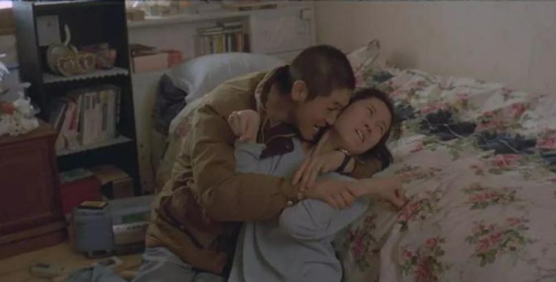 《绿洲》爱恋仅存于白鸽的幻象中，一部看完让人压抑的爱情电影