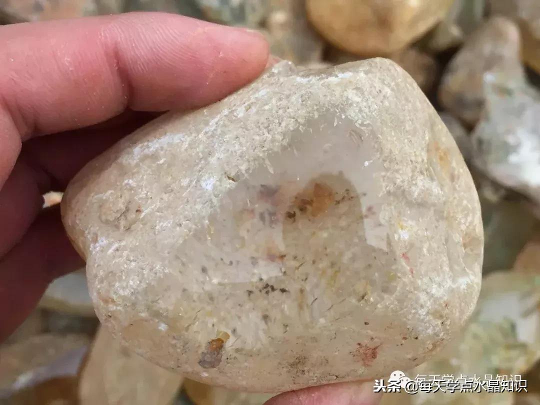 天蒙蒙亮赶个早市看一看天然水晶毛料市场