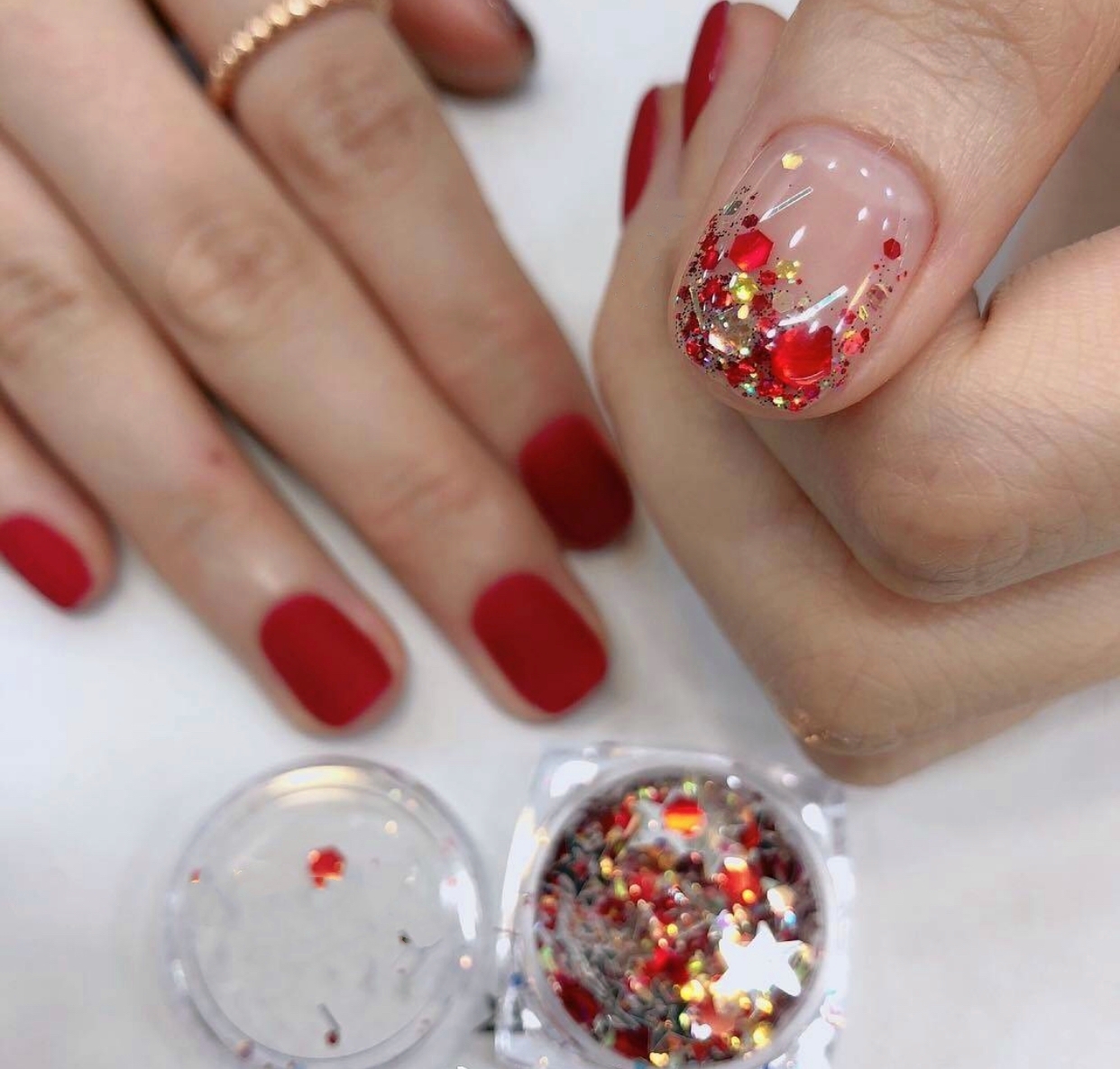 仙气女神范的红色亮片美甲，给你的“红指甲”加点仙气吧！