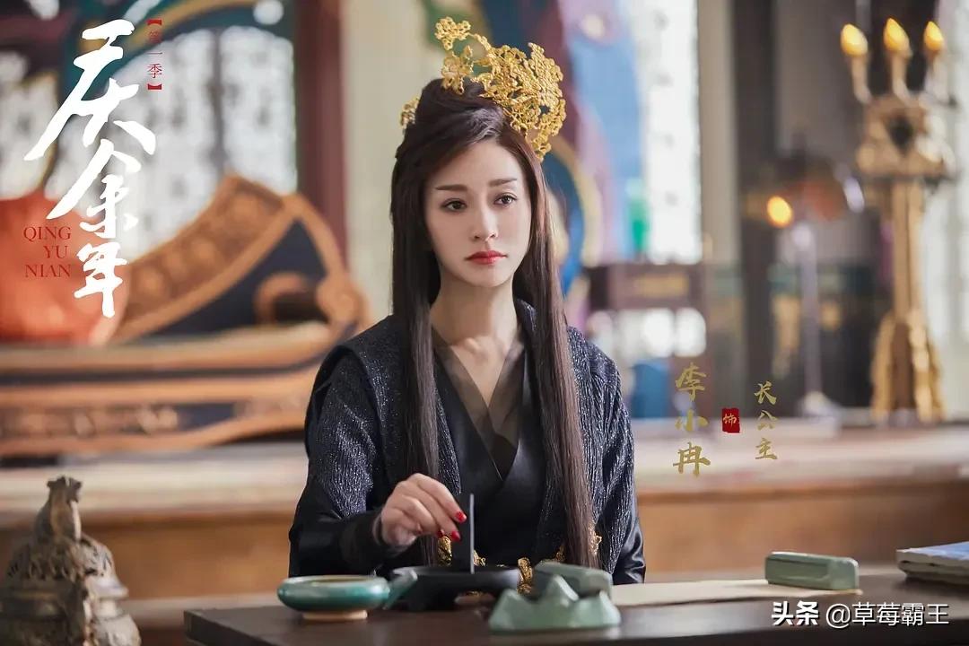 8位标准的都市美女，古装扮相略显违和，一换上现代装就艳丽逼人