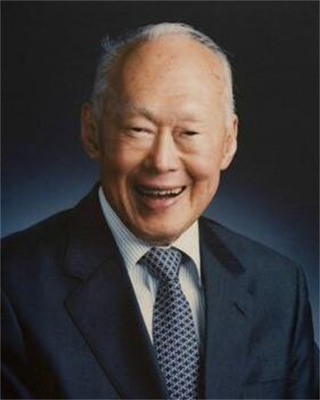 1997年香港回归场景如何？彭定康垂头丧气，一家人离港前痛哭流涕