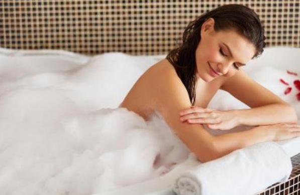 女生洗澡时会站着尿尿吗?别不好意思看,不妨先了解一下是好是坏