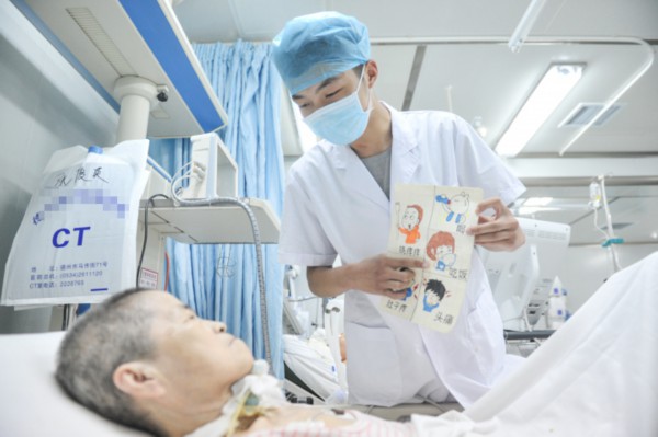 男护士学护士容易吗,专科男护士比本科女护士有优势吗