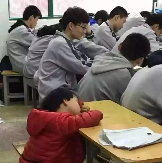 老师在生死关头17秒救下学生,生死关头老师救学生