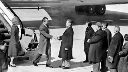 敬爱的周总理两次握手,高尚的情商和智慧,让数亿人敬仰