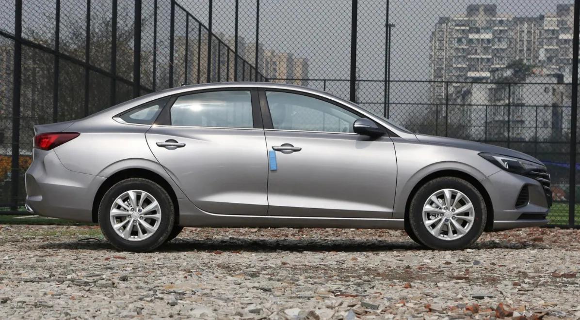 家用轿车就选这几款，八九万落地省油又耐开！乞丐版有多远走多远