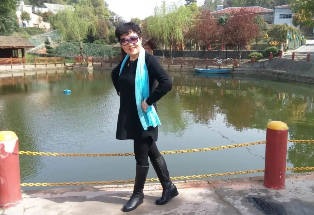 大妈旅游照专用动作,中国大妈外出旅游标准动作