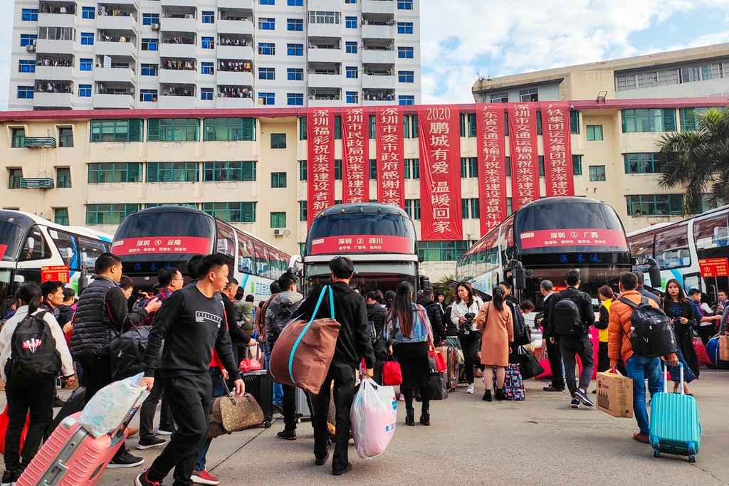 我们回家啦！首批福彩爱心大巴启程免费资助来深建设者春节返乡