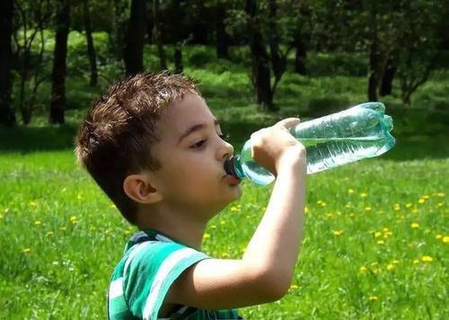 娃爱出汗是体虚还是缺钙,孩子睡觉出汗多是缺钙还是体虚