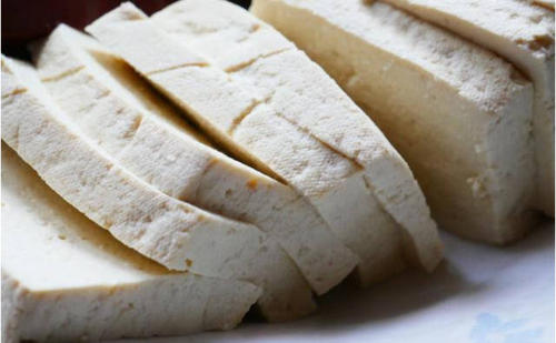 豆腐发酵变黄能吃吗,豆腐变酸了能浇花吗