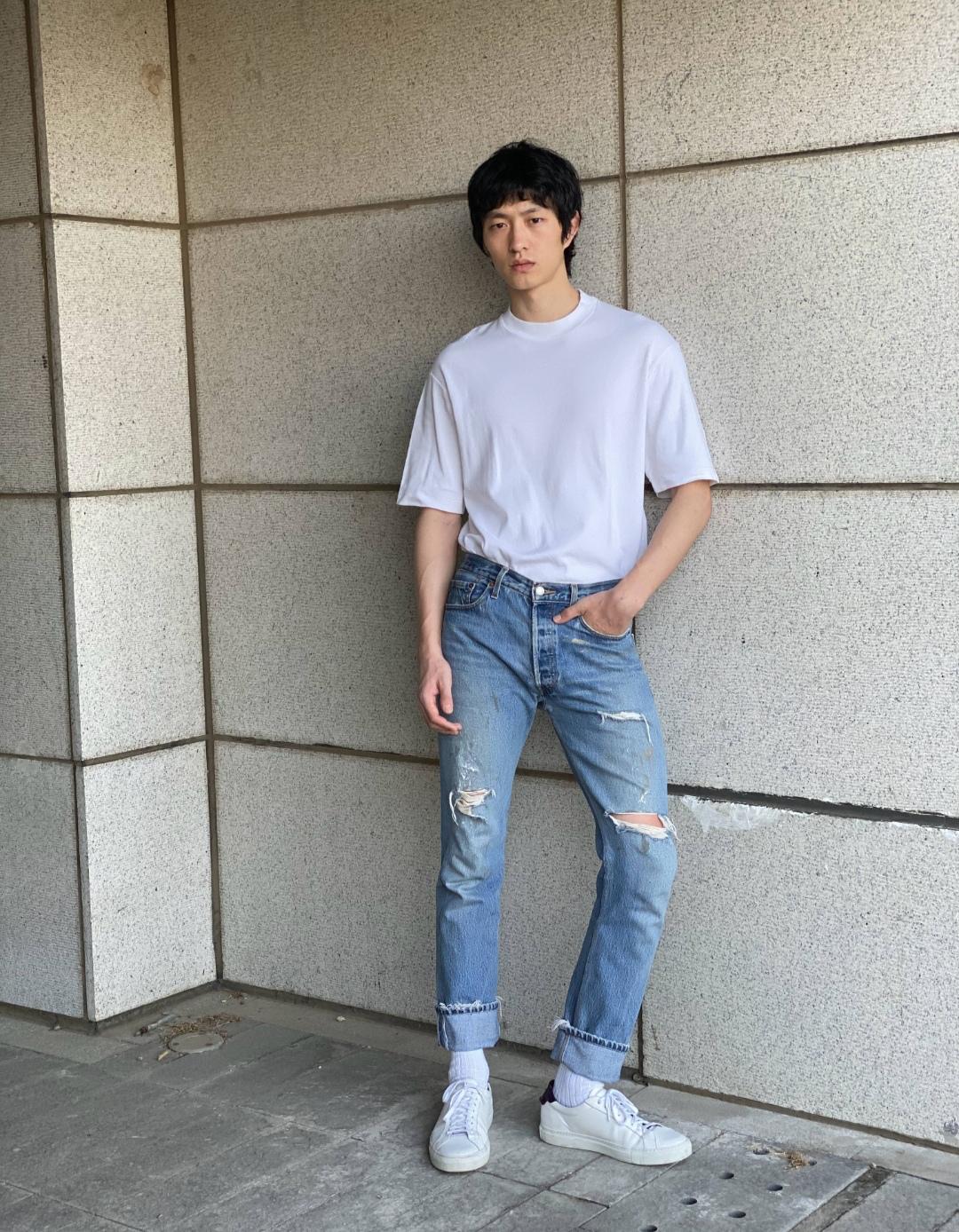 金大川凹造型摆高级脸，但裤子上的小瑕疵证明：他比张亮更接地气