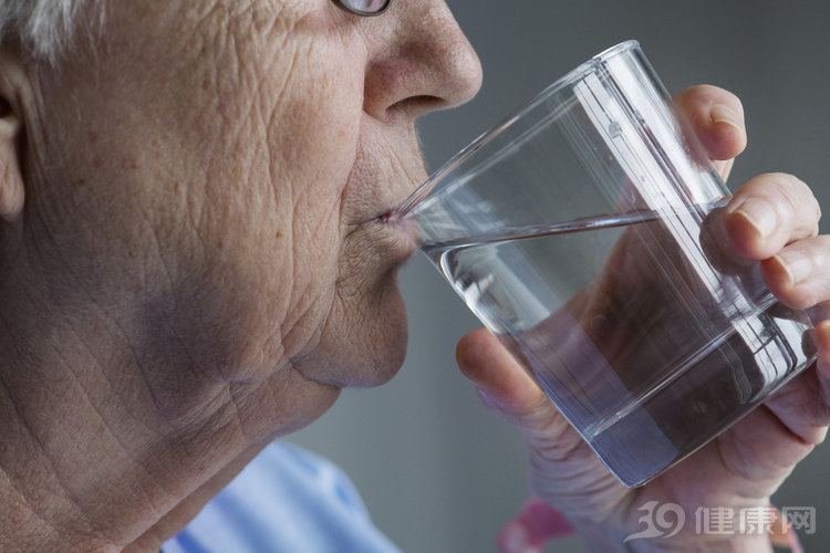 更年期突然停经身体不适,女人停经后会有什么心态