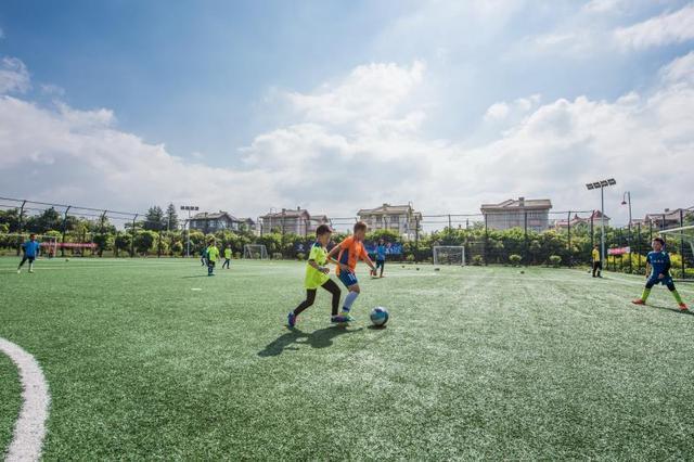 足球基本战术配合方法都有哪些,足球队员基础差用什么战术