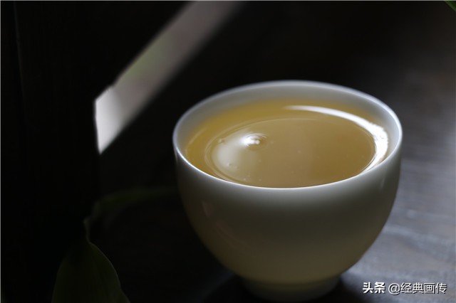 熟茶茶汤上面一层白雾是什么,茶汤表面有油雾怎么回事