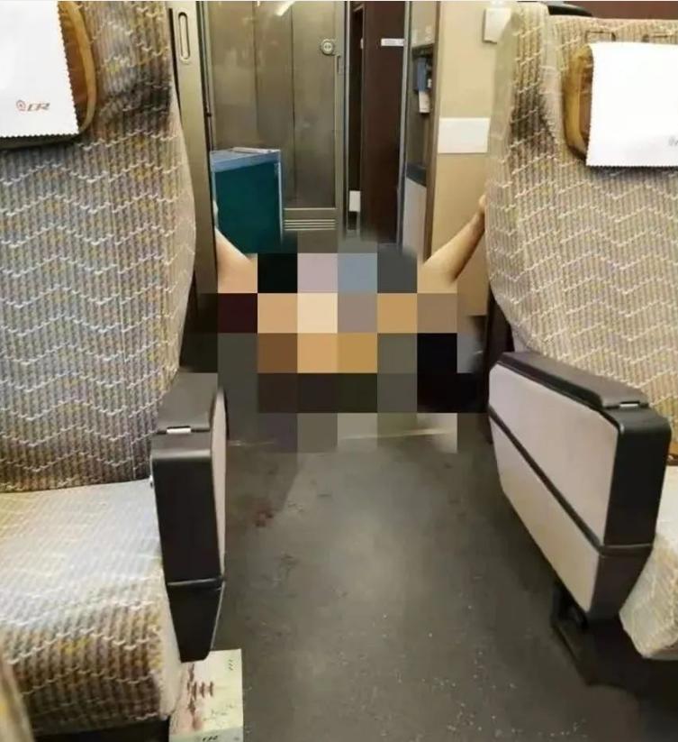 女子在高铁上*光脱**后，劈叉打滚挡过道，还把列车长打得满脸是血？其父称：有精神病史