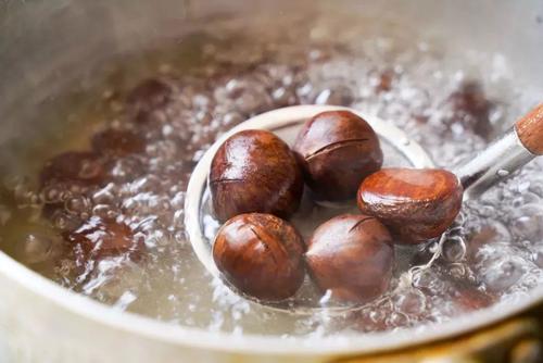 板栗用热水煮还是用冷水煮,板栗是用凉水煮还是用开水煮