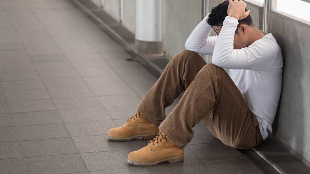 耳朵时不时嗡嗡响，发闷发痒，有什么办法吗？医生解答，尽量重视