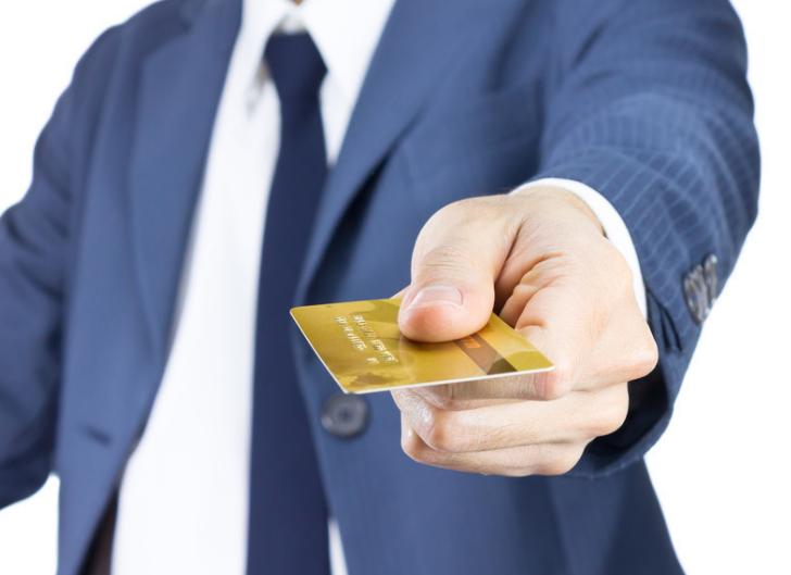 银行叫办金卡有坏处吗,为什么银行员工推荐办银行卡