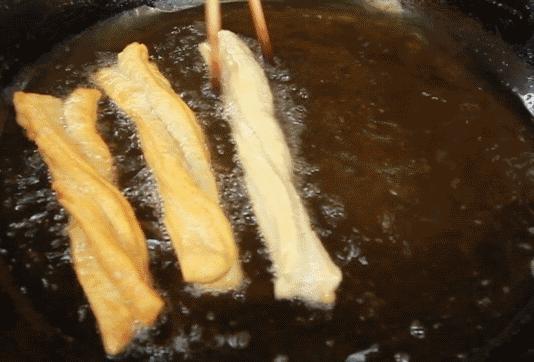 明矾炸油条有害健康吗,炸油条明矾中毒