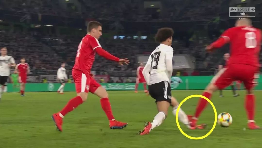 萨内被犯规,萨内被踩脚踝