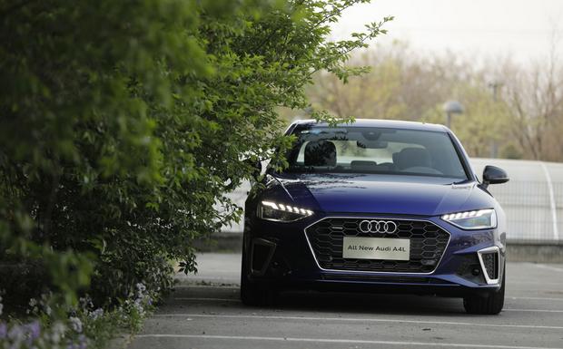 豪华动感奥迪a4l,奔驰c260和奥迪a4l试驾对比