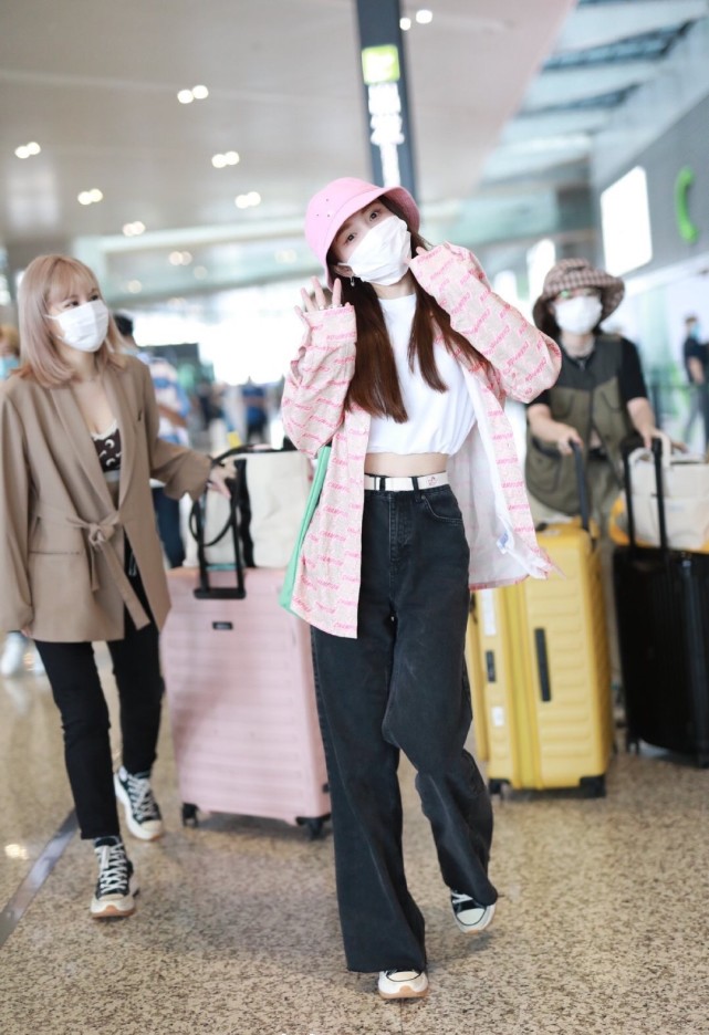 “元气少女”林小宅增肥成功,粉嫩系穿搭现身机场,少女感满满