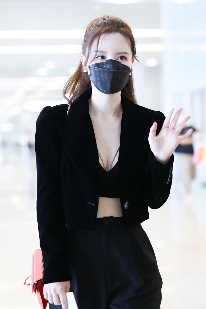 张萌也不好好穿衣，穿工装裤挖个大洞，网友：看着好少女