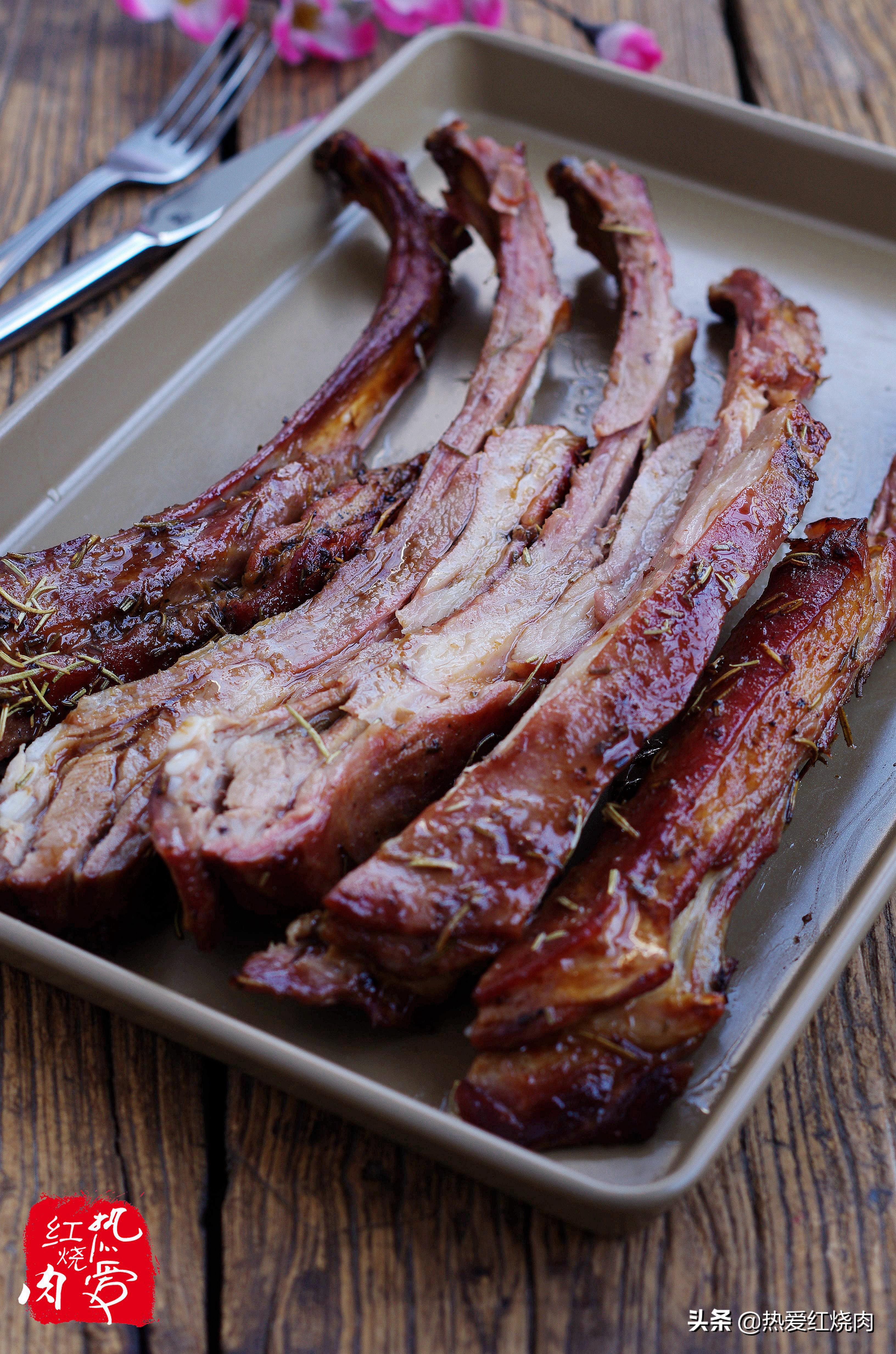 为啥羊排烤完没多少,为什么有些地方羊排烤得外焦里嫩