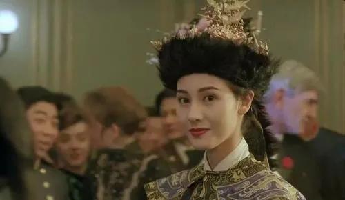 夹在贾琏和凤姐之间的人,夹在男人中间的女人