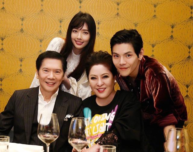 盘点结婚多年没有办过婚礼的夫妻,一个曾嫁入豪门的女人辛酸史