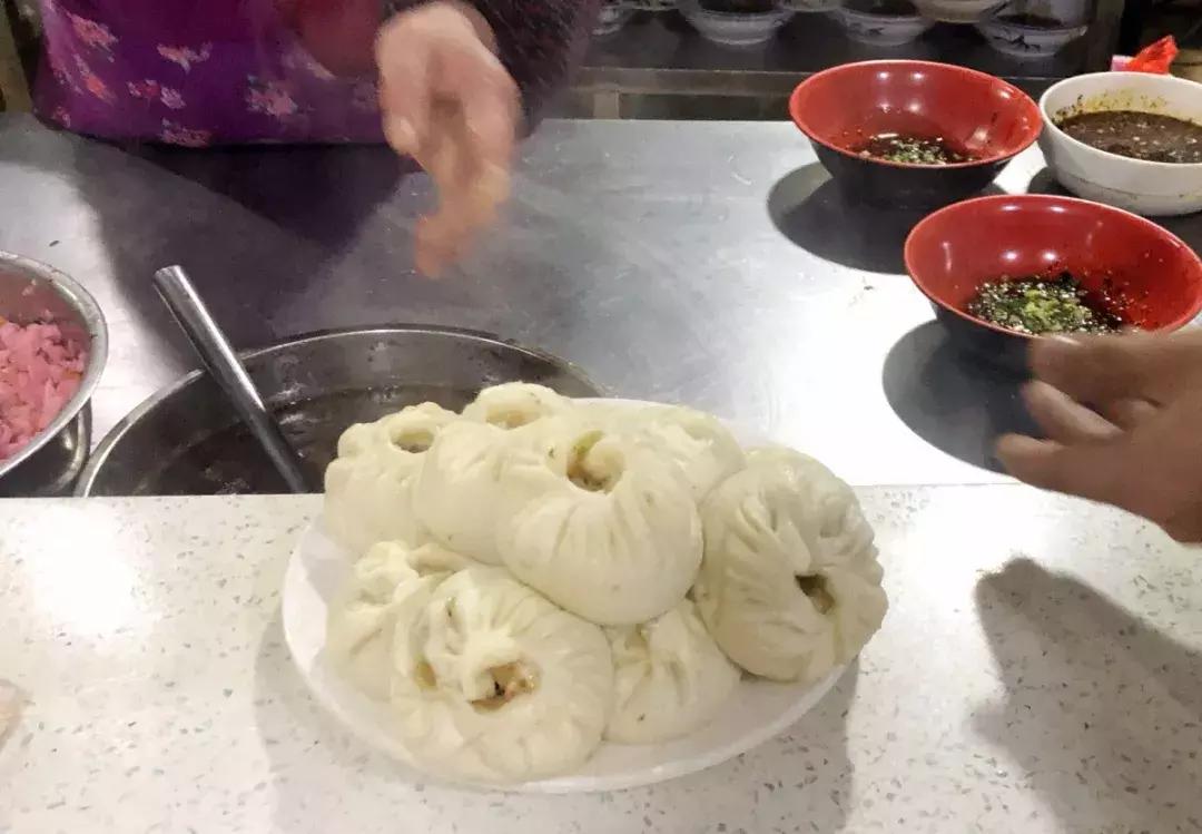 “老板儿,来十个包子,肉的哈~”都江堰人的早晨从这口油滋滋开始,这8家包子店,你最钟意哪家?