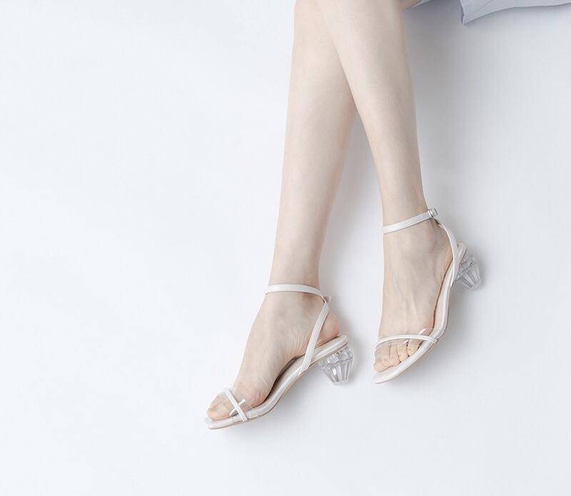 迪士尼灰姑娘公主鞋,灰姑娘的水晶鞋散发迷人的光芒