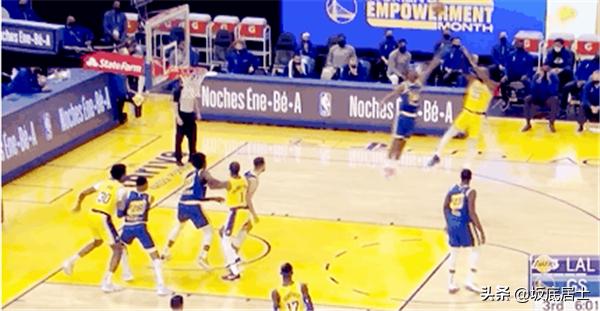 詹姆斯：裤子，你咋罚出个三不沾啊！库兹马：那我也没踢足球啊