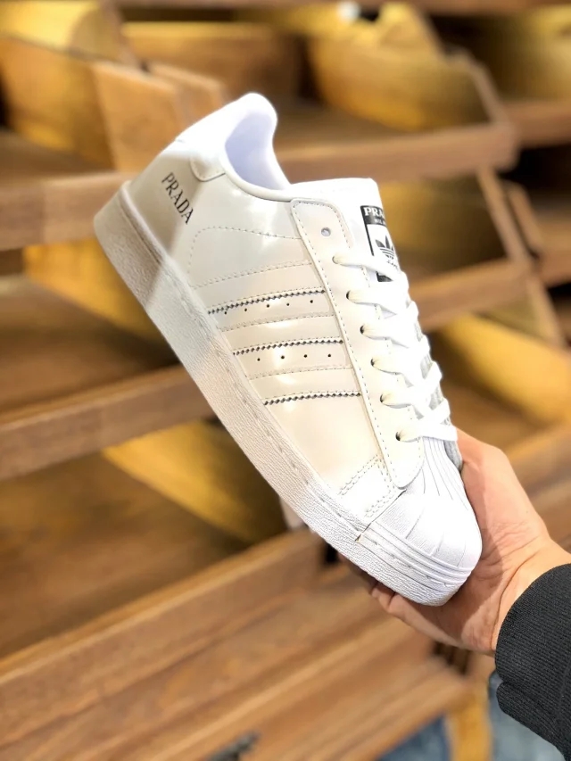 阿迪达斯贝壳头联名有哪些,普拉达贝壳包包价格表