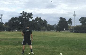 如何踢出一脚50米的长传球,长传球怎么踢的又高又远