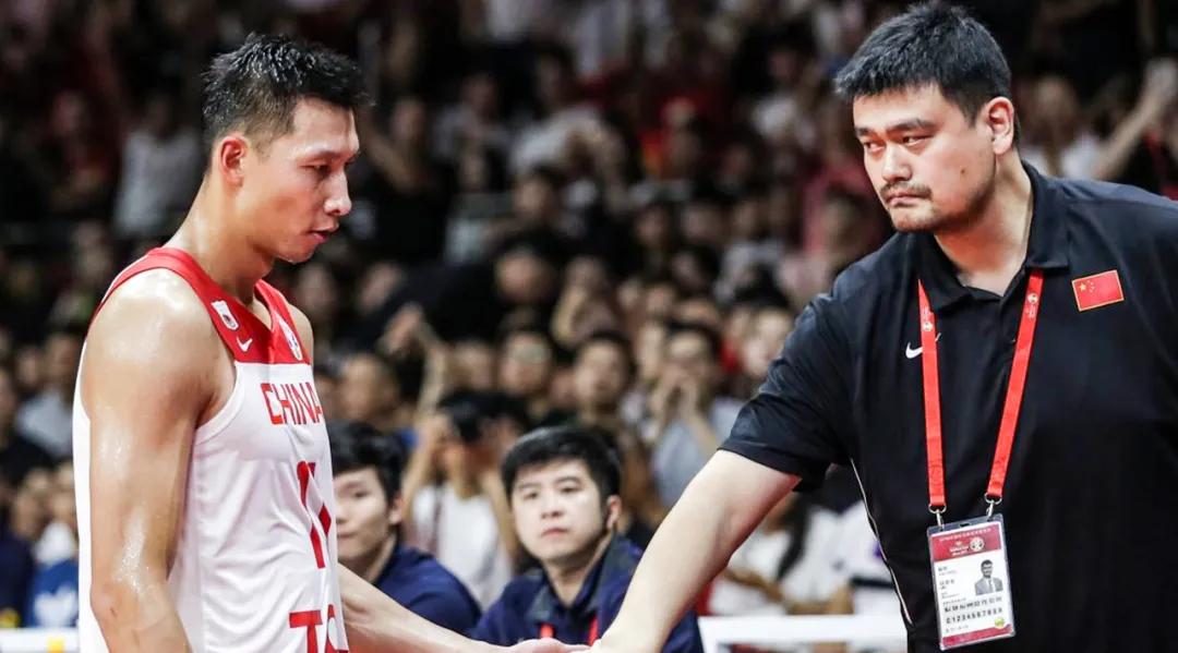 边打篮球边打人,一边打球一边打手