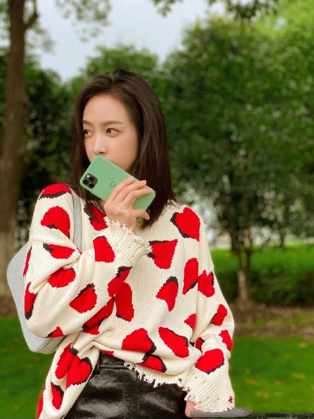 宋茜真会穿亮片裤穿出高级感,宋茜红色上衣似宫廷装