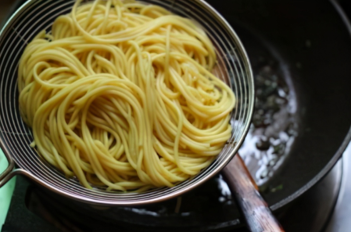 面条下锅煮熟后拌成凉面的教程,做凉面静置几分钟