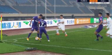 卧草拖延时间！泰达大连人爆发大冲突，三人被红牌罚下