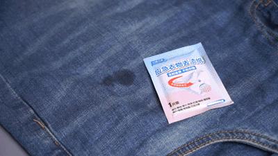 衣服被油渍弄脏了可以用什么弄掉,白t恤发黄油渍怎么洗才能洗白