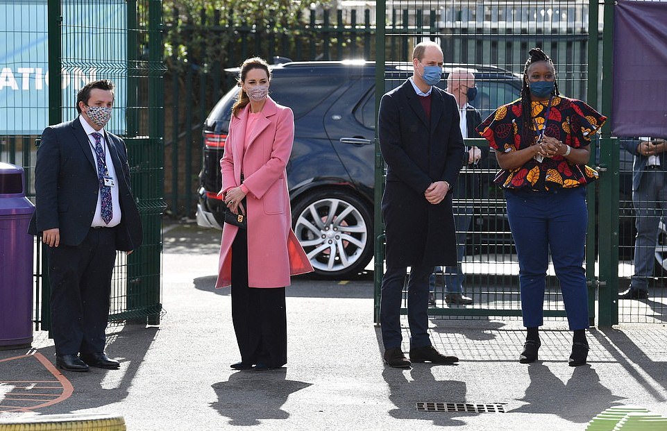 凯特就背1千3的包？穿粉色另有深意，梅根4万块的卡地亚手表送女儿