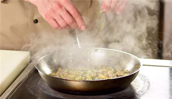 炒菜太咸了该加糖还是加醋来掩盖,炒菜咸了加醋味会变淡吗