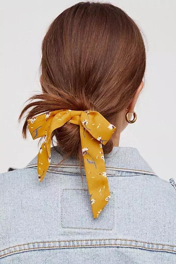 穿搭十秒学会丝巾的时髦系法,丝巾比较英伦法式的系法