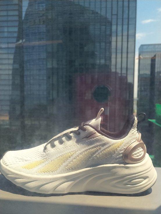 鸿星尔克奇弹3.0碳板跑鞋测评,鸿星尔克天枢奇弹黑色版如何发光