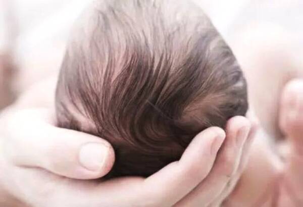 宝宝不长头发怎么补,宝宝怎么样才能不长白头发