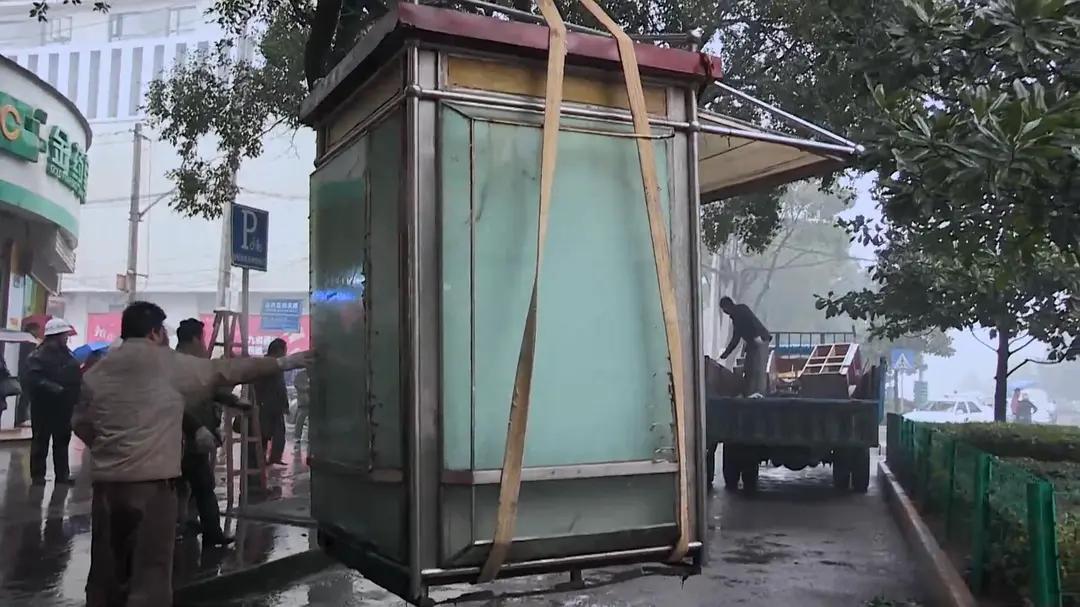 70岁地摊老汉当街掌掴城管怒吼,70岁地摊王当街掌掴城管全集